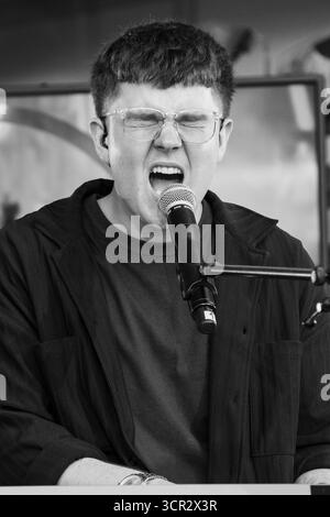 Der Teenager-Sänger Marc Atlas spielt live auf der New Acts Open Air Stage beim SWR3 NEW POP FESTIVAL 2025. Baden-Baden, Deutschland, 20. September 2025. Das Festival, das Weltstars bricht, feiert sein 30. Jahr. Marc Atlas ist ein 18-jähriger Popmusiker, der von seinem kasachischen Erbe beeinflusst wurde. Als Autodidakt an Gitarre und Klavier schreibt er verletzliche, emotionale Lieder über Liebe und Identität. Foto: Rob Watkins/Alamy Live News. Stockfoto