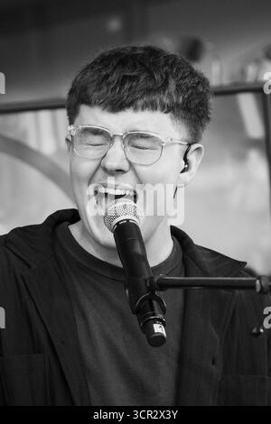 Der Teenager-Sänger Marc Atlas spielt live auf der New Acts Open Air Stage beim SWR3 NEW POP FESTIVAL 2025. Baden-Baden, Deutschland, 20. September 2025. Das Festival, das Weltstars bricht, feiert sein 30. Jahr. Marc Atlas ist ein 18-jähriger Popmusiker, der von seinem kasachischen Erbe beeinflusst wurde. Als Autodidakt an Gitarre und Klavier schreibt er verletzliche, emotionale Lieder über Liebe und Identität. Foto: Rob Watkins/Alamy Live News. Stockfoto