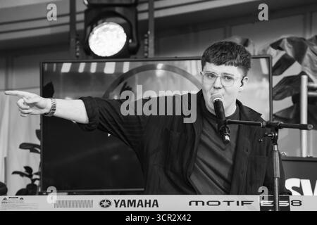 Der Teenager-Sänger Marc Atlas spielt live auf der New Acts Open Air Stage beim SWR3 NEW POP FESTIVAL 2025. Baden-Baden, Deutschland, 20. September 2025. Das Festival, das Weltstars bricht, feiert sein 30. Jahr. Marc Atlas ist ein 18-jähriger Popmusiker, der von seinem kasachischen Erbe beeinflusst wurde. Als Autodidakt an Gitarre und Klavier schreibt er verletzliche, emotionale Lieder über Liebe und Identität. Foto: Rob Watkins/Alamy Live News. Stockfoto