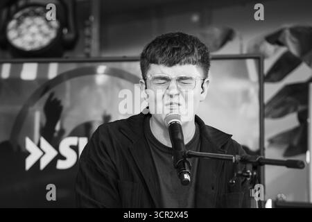 Der Teenager-Sänger Marc Atlas spielt live auf der New Acts Open Air Stage beim SWR3 NEW POP FESTIVAL 2025. Baden-Baden, Deutschland, 20. September 2025. Das Festival, das Weltstars bricht, feiert sein 30. Jahr. Marc Atlas ist ein 18-jähriger Popmusiker, der von seinem kasachischen Erbe beeinflusst wurde. Als Autodidakt an Gitarre und Klavier schreibt er verletzliche, emotionale Lieder über Liebe und Identität. Foto: Rob Watkins/Alamy Live News. Stockfoto