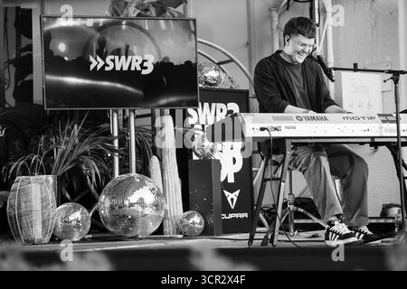 Der Teenager-Sänger Marc Atlas spielt live auf der New Acts Open Air Stage beim SWR3 NEW POP FESTIVAL 2025. Baden-Baden, Deutschland, 20. September 2025. Das Festival, das Weltstars bricht, feiert sein 30. Jahr. Marc Atlas ist ein 18-jähriger Popmusiker, der von seinem kasachischen Erbe beeinflusst wurde. Als Autodidakt an Gitarre und Klavier schreibt er verletzliche, emotionale Lieder über Liebe und Identität. Foto: Rob Watkins/Alamy Live News. Stockfoto