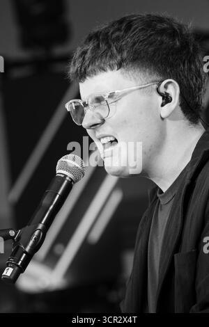 Der Teenager-Sänger Marc Atlas spielt live auf der New Acts Open Air Stage beim SWR3 NEW POP FESTIVAL 2025. Baden-Baden, Deutschland, 20. September 2025. Das Festival, das Weltstars bricht, feiert sein 30. Jahr. Marc Atlas ist ein 18-jähriger Popmusiker, der von seinem kasachischen Erbe beeinflusst wurde. Als Autodidakt an Gitarre und Klavier schreibt er verletzliche, emotionale Lieder über Liebe und Identität. Foto: Rob Watkins/Alamy Live News. Stockfoto