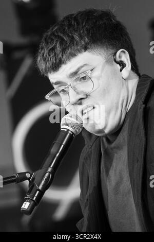 Der Teenager-Sänger Marc Atlas spielt live auf der New Acts Open Air Stage beim SWR3 NEW POP FESTIVAL 2025. Baden-Baden, Deutschland, 20. September 2025. Das Festival, das Weltstars bricht, feiert sein 30. Jahr. Marc Atlas ist ein 18-jähriger Popmusiker, der von seinem kasachischen Erbe beeinflusst wurde. Als Autodidakt an Gitarre und Klavier schreibt er verletzliche, emotionale Lieder über Liebe und Identität. Foto: Rob Watkins/Alamy Live News. Stockfoto