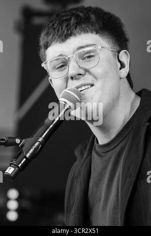 Der Teenager-Sänger Marc Atlas spielt live auf der New Acts Open Air Stage beim SWR3 NEW POP FESTIVAL 2025. Baden-Baden, Deutschland, 20. September 2025. Das Festival, das Weltstars bricht, feiert sein 30. Jahr. Marc Atlas ist ein 18-jähriger Popmusiker, der von seinem kasachischen Erbe beeinflusst wurde. Als Autodidakt an Gitarre und Klavier schreibt er verletzliche, emotionale Lieder über Liebe und Identität. Foto: Rob Watkins/Alamy Live News. Stockfoto