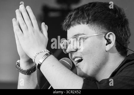 Der Teenager-Sänger Marc Atlas spielt live auf der New Acts Open Air Stage beim SWR3 NEW POP FESTIVAL 2025. Baden-Baden, Deutschland, 20. September 2025. Das Festival, das Weltstars bricht, feiert sein 30. Jahr. Marc Atlas ist ein 18-jähriger Popmusiker, der von seinem kasachischen Erbe beeinflusst wurde. Als Autodidakt an Gitarre und Klavier schreibt er verletzliche, emotionale Lieder über Liebe und Identität. Foto: Rob Watkins/Alamy Live News. Stockfoto