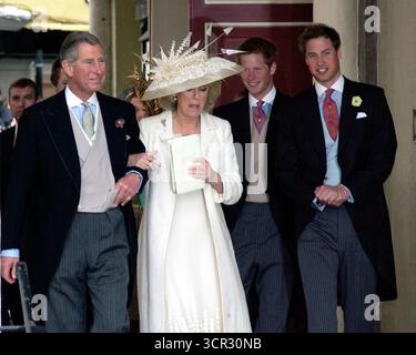 Prinz Charles, Camilla Parker Bowles, Prinz Harry und Prinz William fotografiert nach der standesamtlichen Hochzeit von Charles und Camilla im Windsor Town Hall. Windsor, 9. April 2005 Stockfoto