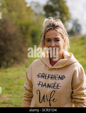 Porträt einer Frau im Freien mit beigefarbenem Hoodie Stockfoto