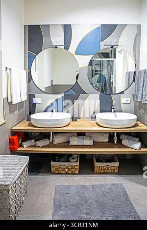 Stilvolles Bad mit Dusche, Bidet, Toilette und zwei Spiegeln. Modernes Design. Stockfoto