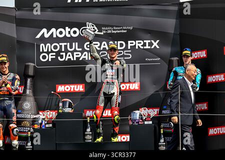 Japon. September 2025. MUNOZ David (Spa), Liquid Moly Dynavolt Intact GP, Porträt feiert seinen Sieg während des Moto3 Motul Grand Prix von Japan 2025 auf dem Twin Ring Motegi Circuit vom 26. Bis 28. September in Motegi, Japan - Fotostudio Milagro/DPPI Credit: DPPI Media/Alamy Live News Stockfoto