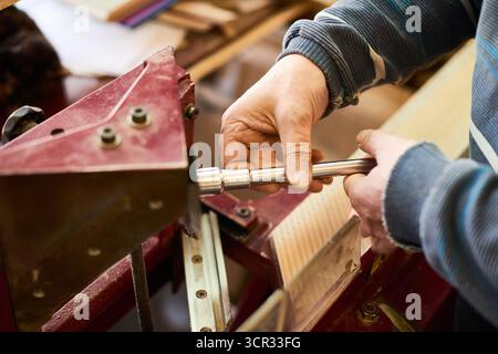 Man Stellt Holzschneidemaschine Ein Stockfoto