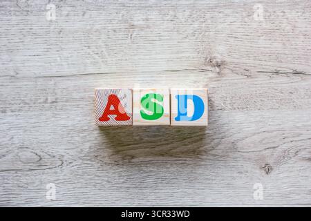 ASD-Text aus Holzblöcken Stockfoto