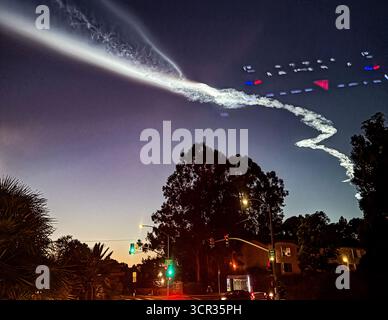 San Diego, Usa. September 2025. Die SpaceX Falcon 9-Rakete fliegt nachts über den Himmel von San Diego. Am 28. September startete die SpaceX 28 Starling-Satelliten von der Falcon-9-Rakete auf der Vandenberg Space Force Base. Quelle: SOPA Images Limited/Alamy Live News Stockfoto