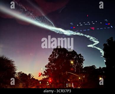 San Diego, Usa. September 2025. Die SpaceX Falcon 9-Rakete fliegt nachts über den Himmel von San Diego. Am 28. September startete die SpaceX 28 Starling-Satelliten von der Falcon-9-Rakete auf der Vandenberg Space Force Base. (Foto: Michael Ho Wai Lee/SOPA Images/SIPA USA) Credit: SIPA USA/Alamy Live News Stockfoto