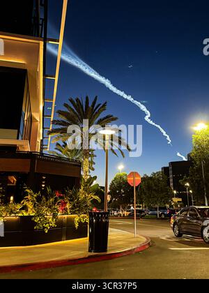 San Diego, Usa. September 2025. Die SpaceX Falcon 9-Rakete fliegt nachts über den Himmel von San Diego. Am 28. September startete die SpaceX 28 Starling-Satelliten von der Falcon-9-Rakete auf der Vandenberg Space Force Base. (Foto: Michael Ho Wai Lee/SOPA Images/SIPA USA) Credit: SIPA USA/Alamy Live News Stockfoto