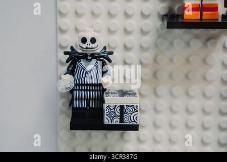 Prag, Tschechien – 20. September 2025: LEGO Jack Skellington Minifigur aus dem Film Nightmare Before Christmas Stockfoto