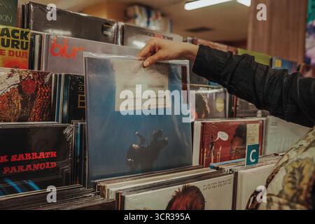 Prag, Tschechien - 20. September 2025: Weibliche Hand wählt Billie Eilish Schallplatte im Musikgeschäft Stockfoto