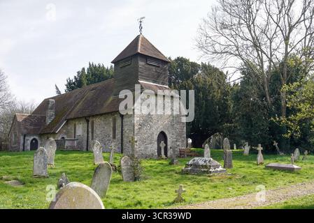 Alte Dorfkirche in Netley, Hampshire England 8. März 2024 Kirchhof mit Grabsteinen Stockfoto