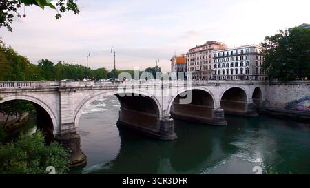PUENTE CAVOUR, 1891/1896, CONECTA EL PRATI CON EL CENTRO EN LA ORILLA IZQUIERDA DEL TIBER - FOTO AÑO 2008. Verfasser: ANGELO VESCOVALI (1826-1895). Lage: AUSSEN. Rom. ITALIA. Stockfoto