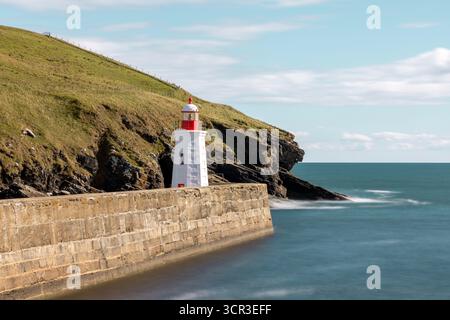 Der malerische und historische Lybster Harbour und sein bezaubernder Leuchtturm an der Küste von Caithness in den schottischen Highlands Stockfoto