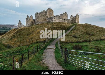 Die Ruinen der Ruthven Barracks, einer ehemaligen Regierungsfestung mit Blick auf den River Spey in den schottischen Highlands Stockfoto