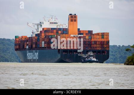 Das Containerschiff Guayaquil Express macht den Panamakanal Transit in der Republik Panama, Zentralamerika. Stockfoto
