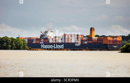 Das Containerschiff Guayaquil Express macht den Panamakanal Transit in der Republik Panama, Zentralamerika. Stockfoto