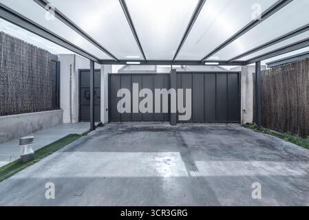 Garage mit Zugangsrampe, weiß lackierten Wänden und Zwangsbelüftung für zusätzliche Sicherheit Stockfoto