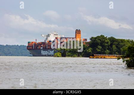Das Containerschiff Guayaquil Express macht den Panamakanal Transit in der Republik Panama, Zentralamerika. Stockfoto