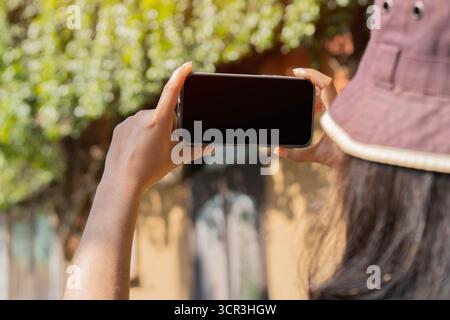 Foto- und Videoaufnahmen mit einem Smartphone mit schöner Nahaufnahme und selektivem Fokus. Rückansicht. Stockfoto