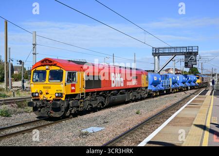 Biffa Class 66 Diesel-elektrische Lokomotive, 66783 „The Flying Dustman“ am Heck eines Tankerzuges, der nach Norden durch Peterborough auf der East CoA fährt Stockfoto