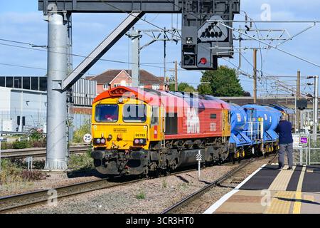 Biffa Class 66 Diesel-elektrische Lokomotive, 66783 „The Flying Dustman“ am Heck eines Tankerzuges, der nach Norden durch Peterborough auf der East CoA fährt Stockfoto