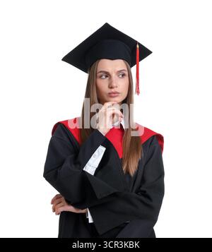 Porträt einer nachdenklichen jungen Frau im Abschlusskleid und Mortarboard auf weißem Hintergrund Stockfoto