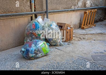 Müllsack auf den Straßen einer Stadt in Italien Stockfoto