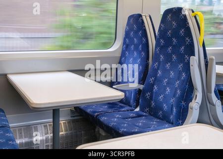 Leere Sitzplätze und Tisch in einem ScotRail Class 385 Zug in Schottland – moderne Elektroflotte, die auf wichtigen Pendler- und Intercity-Strecken eingesetzt wird. Stockfoto