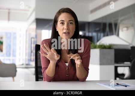 Geschäftsfrau führt Online-Meetings mit Kunden oder Kollegen durch, Webcam-Ansicht Stockfoto