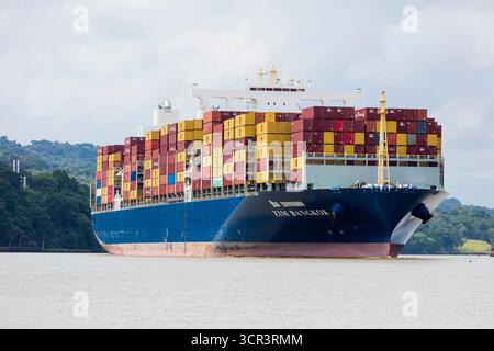 Das Containerschiff Zim Bangkok macht den Panamakanal Transit, Republik Panama, Zentralamerika. Stockfoto