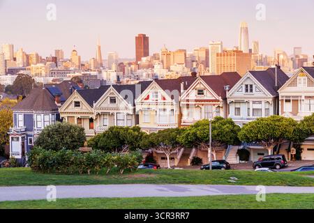 The Painted Ladies, eine Reihe von berühmten viktorianischen Häusern in San Francisco vor dem Hintergrund der Skyline der Stadt. Eine Quintessenz, die Hist kombiniert Stockfoto