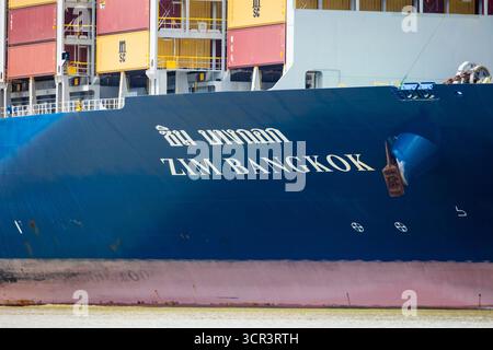 Das Containerschiff Zim Bangkok macht den Panamakanal Transit, Republik Panama, Zentralamerika. Stockfoto