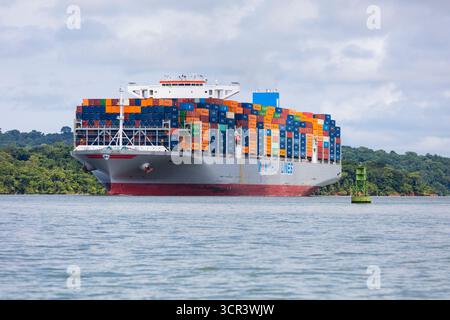 Das Containerschiff Wan Hai A15 von Wan Hai macht den Panamakanal Transit in der Republik Panama, Zentralamerika. Stockfoto