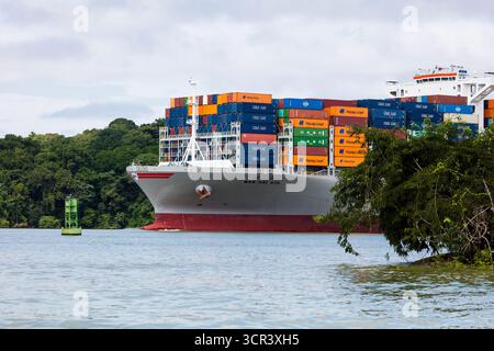 Das Containerschiff Wan Hai A15 von Wan Hai macht den Panamakanal Transit in der Republik Panama, Zentralamerika. Stockfoto