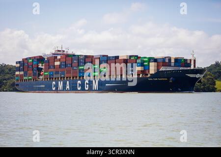 Das Containerschiff CMA CGM Samson macht den Panamakanal Transit in der Republik Panama, Zentralamerika. Stockfoto