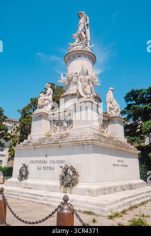 Das Christoph-Kolumbus-Denkmal auf der Piazza Acquaverde in Genua, Italien, ein großer Marmorstatuenkomplex, der 1862 mit allegorischen Figuren und de geweiht wurde Stockfoto