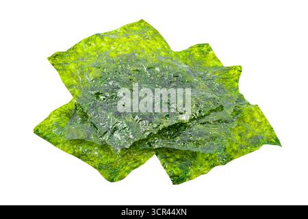 Drei Blätter getrockneter grüner Nori, isoliert auf weißem Hintergrund mit Beschneidungspfad Stockfoto