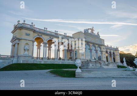 Wien, Österreich – Oktober 2017: Gloriette im Schönbrunner Garten im Abendlicht mit barocker Architektur. Stockfoto