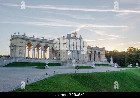 Wien, Österreich – Oktober 2017: Seitenperspektive des Gloriette-Pavillons im Schönbrunner Garten unter Abendhimmel. Stockfoto