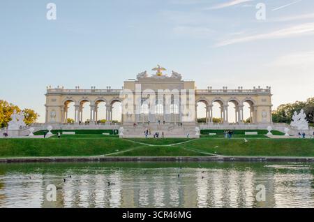 Wien, Österreich – Oktober 2017: Vorderansicht des Gloriette-Pavillons im Schönbrunner Garten mit Reflexion im Teich. Stockfoto