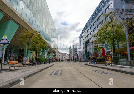 Wien, Österreich – 7. Oktober 2017: Straßenblick im Zentrum Wiens mit modernen Gebäuden, Geschäften und Fußgängern. Stockfoto