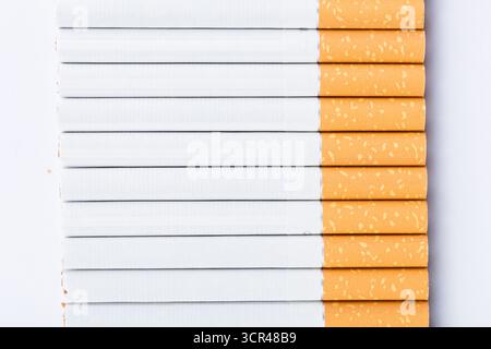Kreative Anordnung von orangen und weißen Notizbüchern auf einer Ebenen Oberfläche Stockfoto
