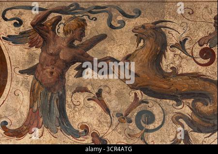 Mythische Hybrid-Kreaturen, ein halb Mensch, halb Vogel und eine Meeresziege, das halb Ziege, halb Fisch Zodiakal Steinbock Symbol, gemalt in der typischen Spätrenaissance Mitte der 1500er Jahre, manieristische Grotesken Fresko im ersten Hof oder Cortile di Michelozzo des Palazzo Vecchio, das mittelalterliche Rathaus auf der Piazza della Signoria, Florenz, Toskana, Italien. Stockfoto