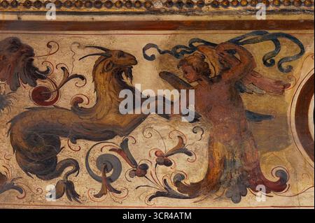 Hybride Fabelwesen, halb Mensch, halb Vogel und Meeresziege, halb Ziege, halb Fisch astrologisches Steinbock-Symbol, in typischer Spätrenaissance Mitte der 1500er Jahre n. Chr., manieristische Grotesken Fresko im ersten Hof oder Cortile di Michelozzo des Palazzo Vecchio, mittelalterliches Rathaus auf der Piazza della Signoria, Florenz, Toskana, Italien. Die halbmenschliche Figur hat Flügel mit ihren Beinen aus Federn. Stockfoto